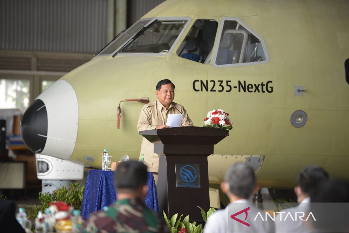 Menhan Prabowo dukung pemasaran pesawat CN-235 ke luar negeri