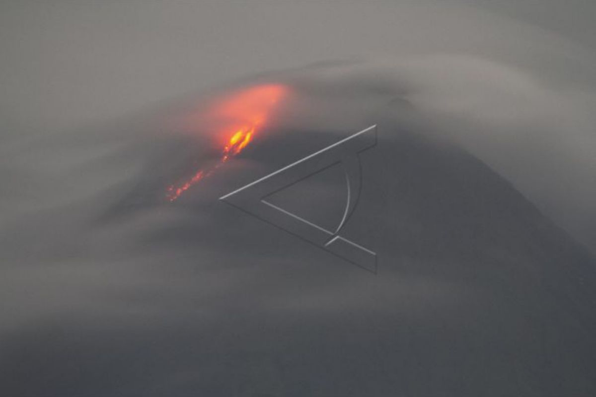Gunung Merapi luncurkan delapan guguran lava  pijar sejauh 2 km