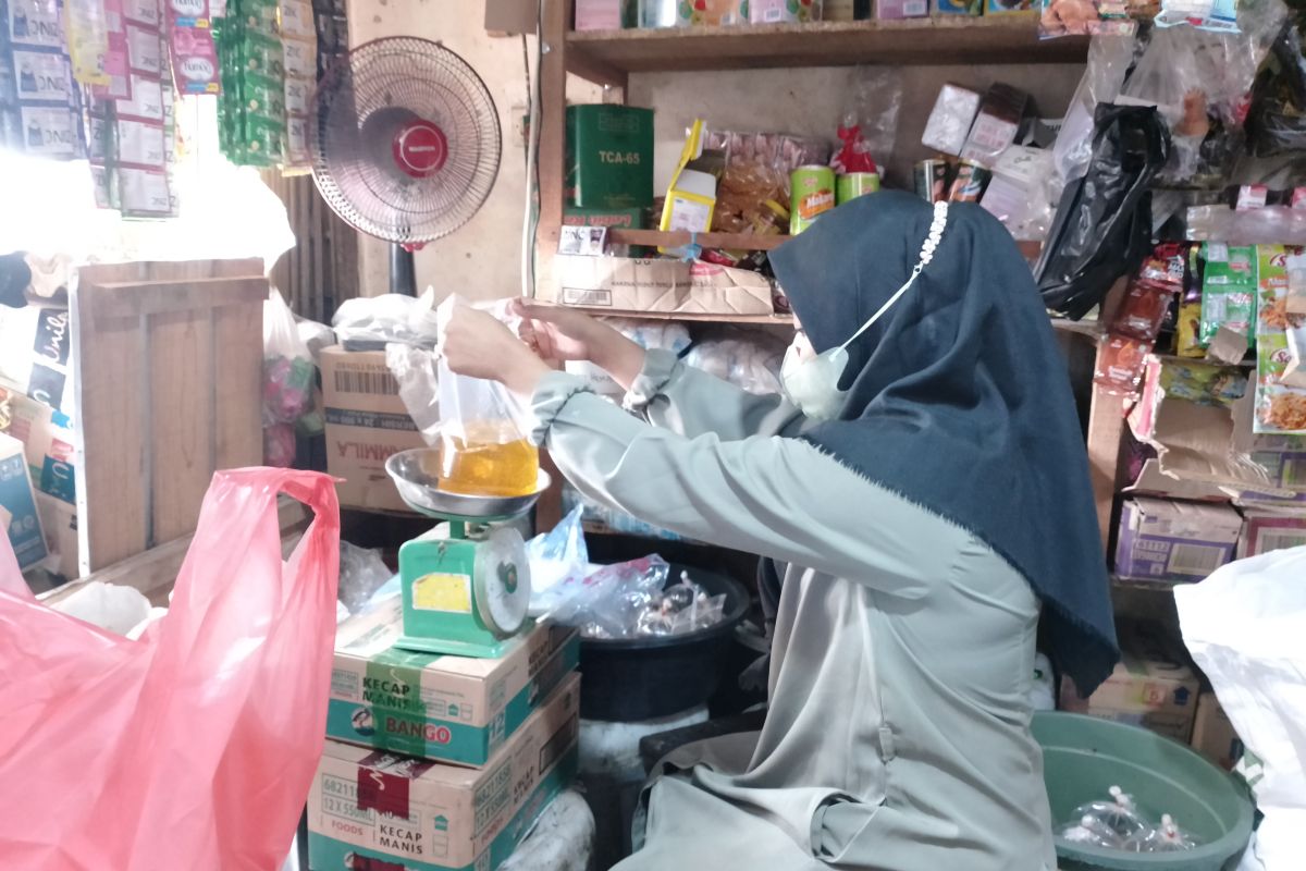 Harga minyak curah di Pekanbaru masih tinggi, pembeli berkurang