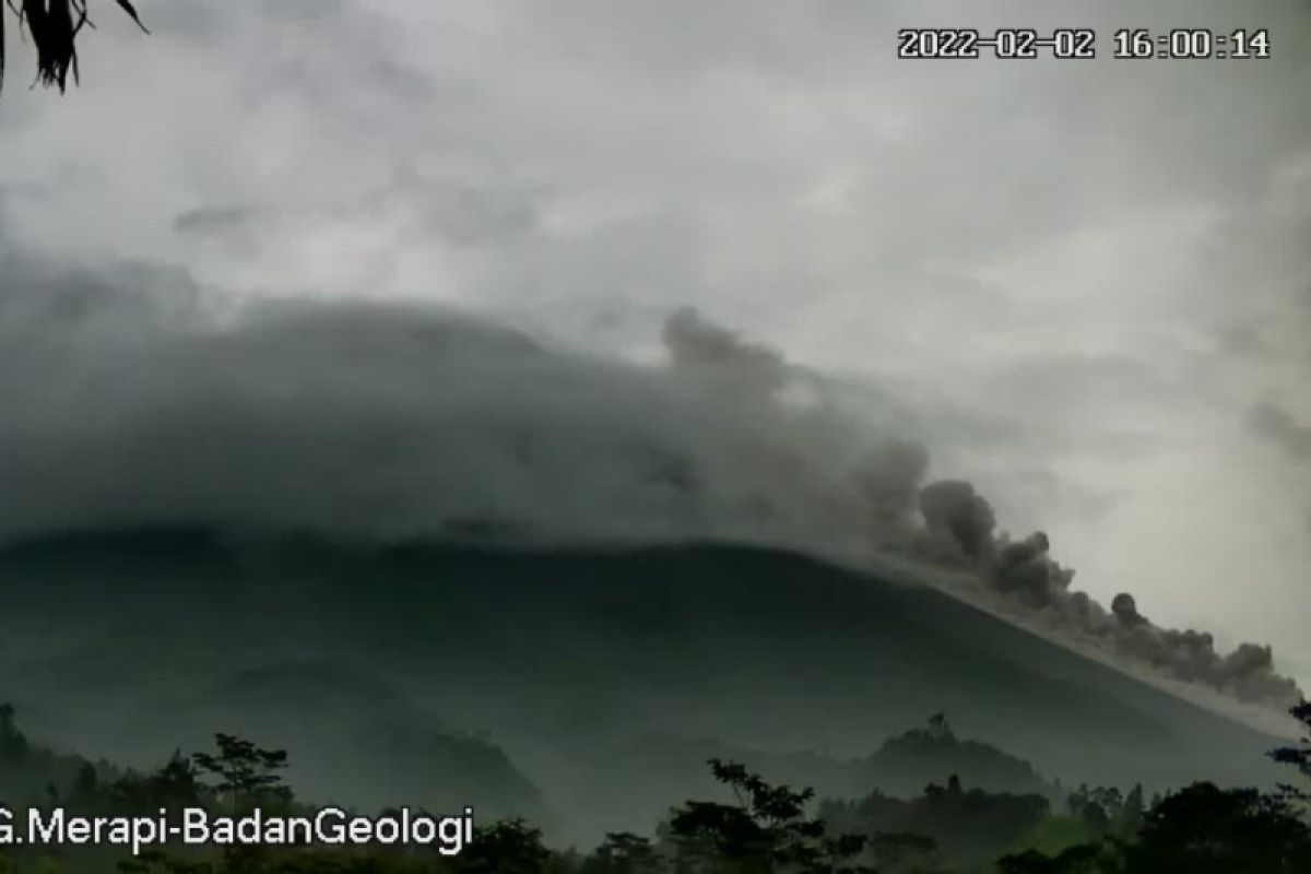 Merapi luncurkan awan panas guguran sejauh 2 km