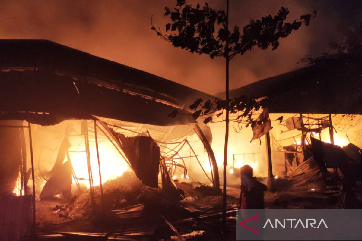 Petugas berusaha padamkan kebakaran relokasi Pasar Johar
