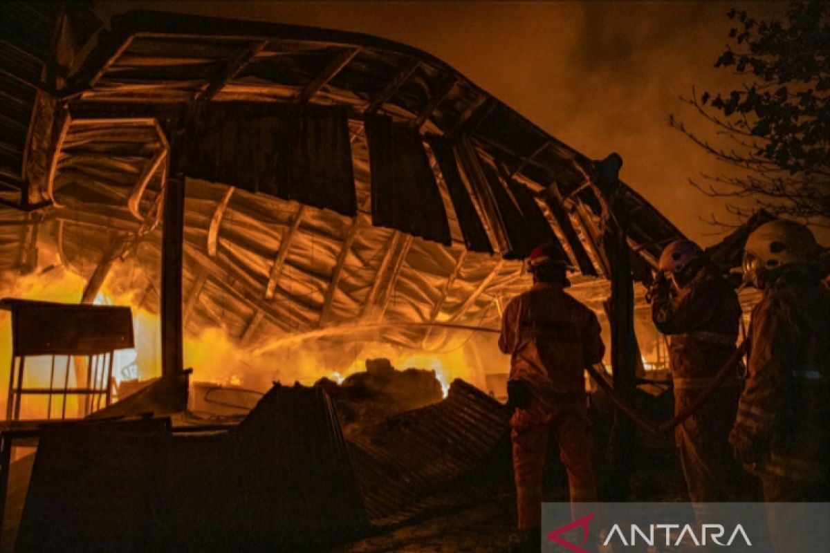 Kerumunan warga sulitkan pemadaman kebakaran Pasar Johar relokasi