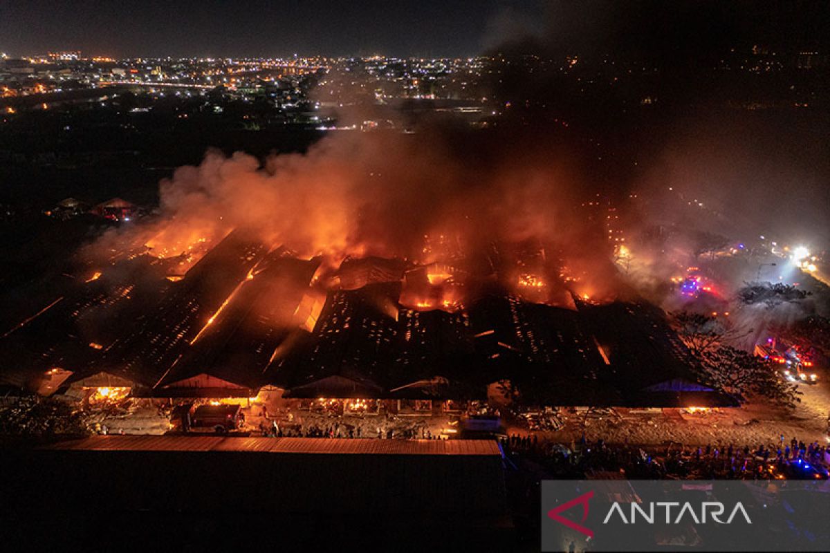 Kerumunan warga sulitkan pemadaman kebakaran relokasi Pasar Johar
