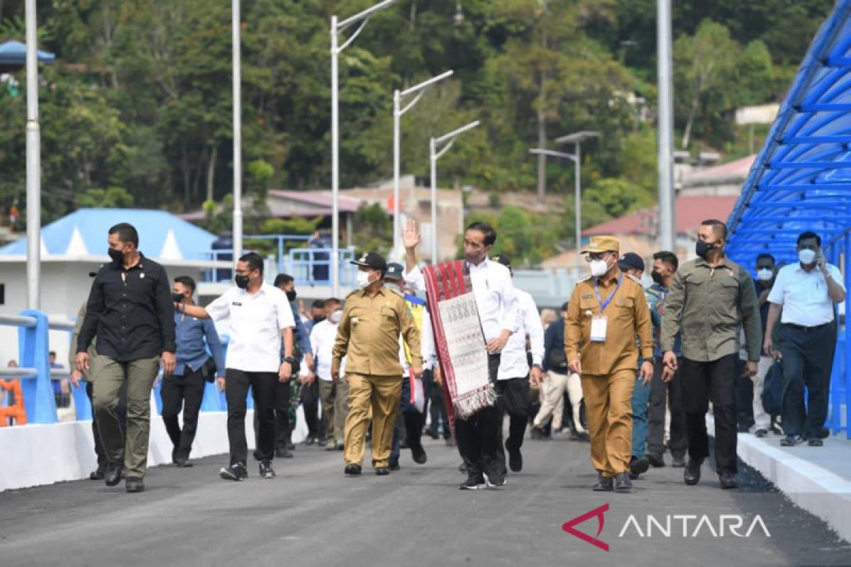 Presiden Jokowi tinjau penataan kawasan Pantai Bebas Parapat di Sumut