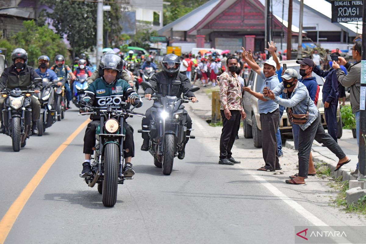 Kunker ke Sumatera Utara, Jokowi kendarai sepeda motor