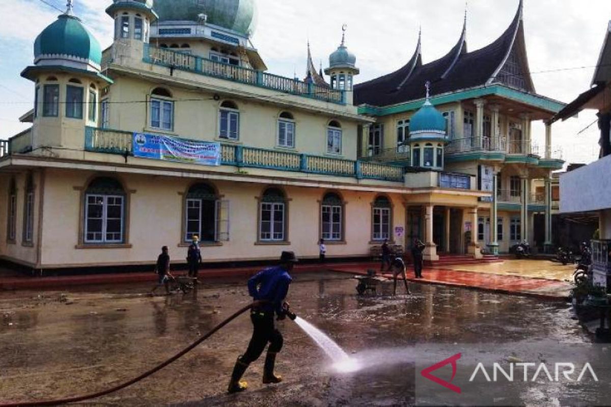 Pengungsi banjir di Bukittinggi kembali ke rumah