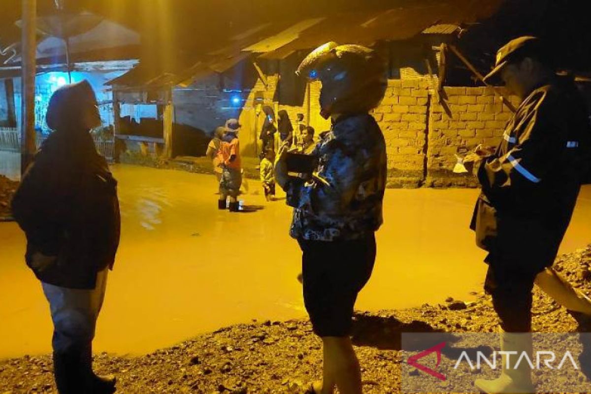 Puluhan rumah di Solok Selatan terendam banjir dan longsor