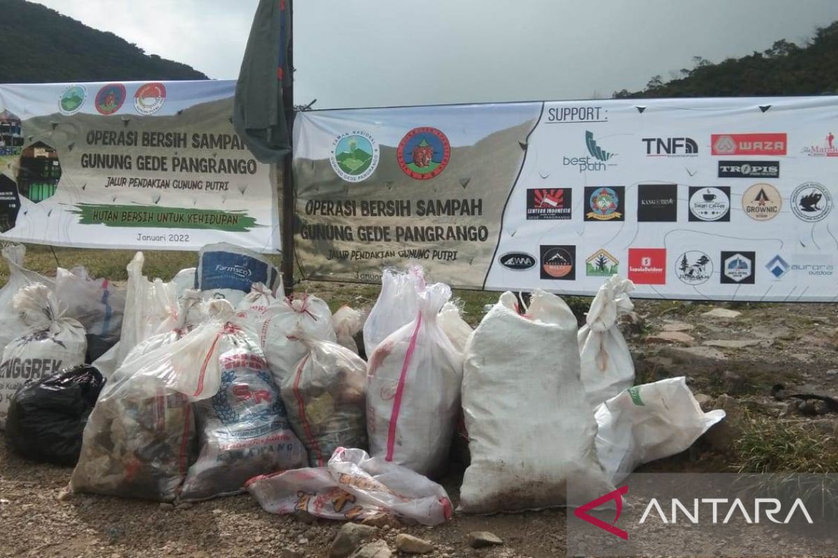 Seratusan relawan turunkan 1,5 ton sampah dari Gunung Gede-Pangrango