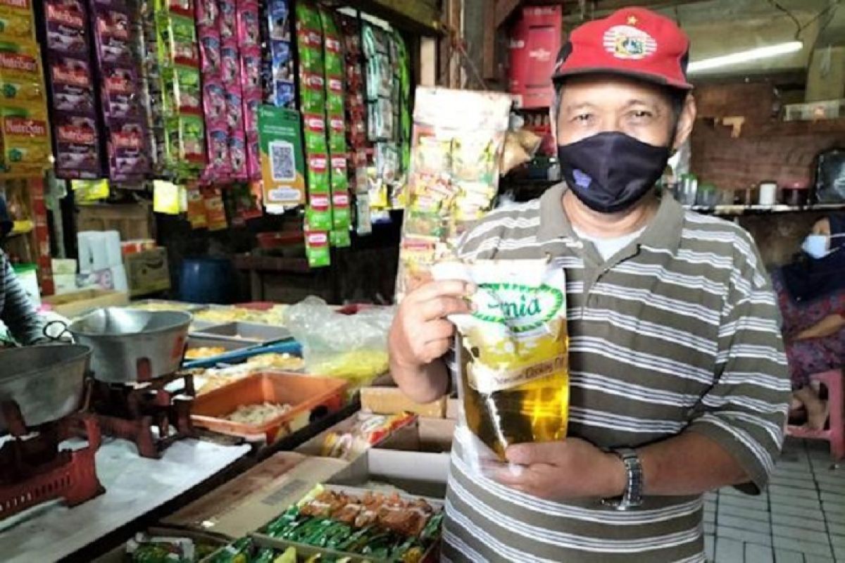 Pedagang akui raih untung dengan harga minyak goreng Rp14 ribu per liter