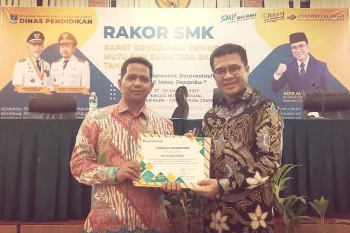 Terapkan Program Pendidikan Lingkungan Hidup, SMK Semen Padang raih penghargaan dari Dinas Pendidikan Sumbar