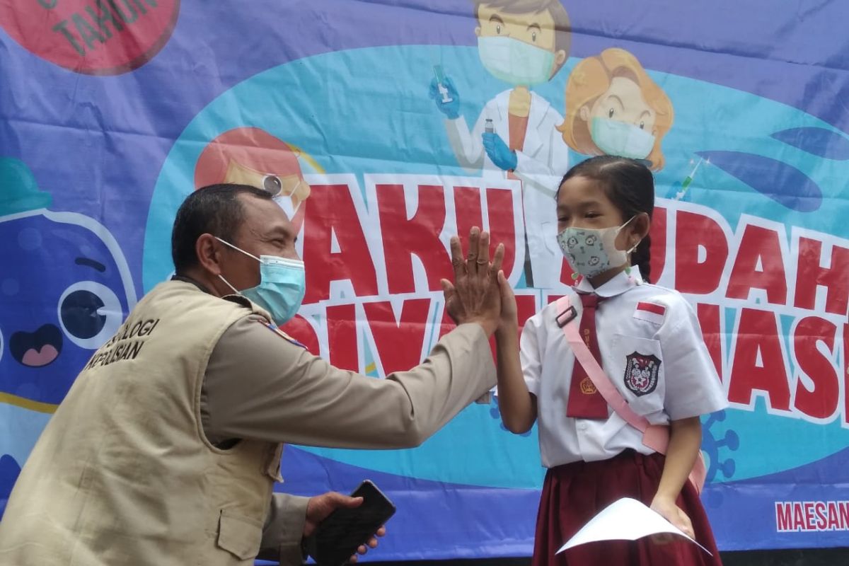 Cara anggota Polres Bondowoso berikan pendampingan trauma healing siswa SD jalani vaksinasi