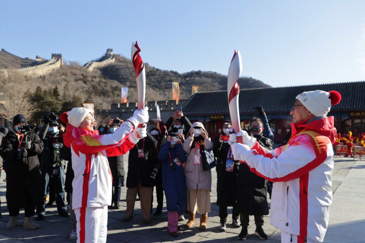 Aktor Jackie Chan membawa obor api Olimpiade Musim Dingin Beijing