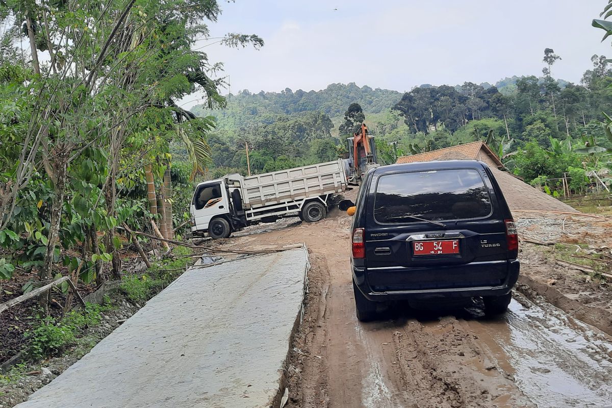 Jalan objek wisata Belanting River Tubing Kabupaten OKU rusak parah
