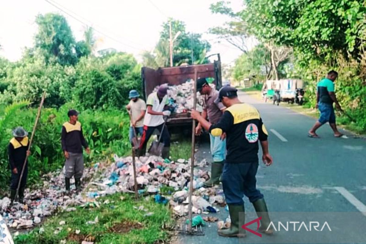 Petugas DLHK Aceh Barat bersihkan tumpukan sampah 'ilegal' di Suak Ribee