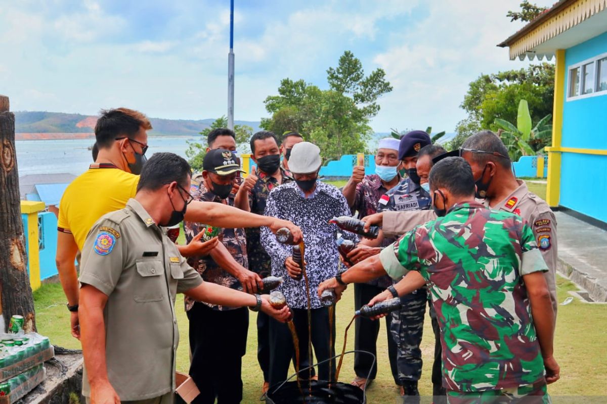 Forkopimcam Tambelan musnahkan minuman keras  oplosan