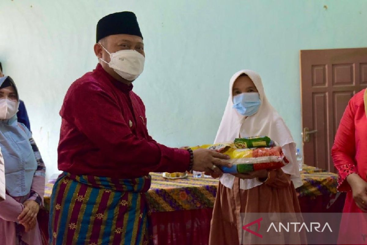 Bupati Kampar serahkan sembako untuk 22 panti asuhan
