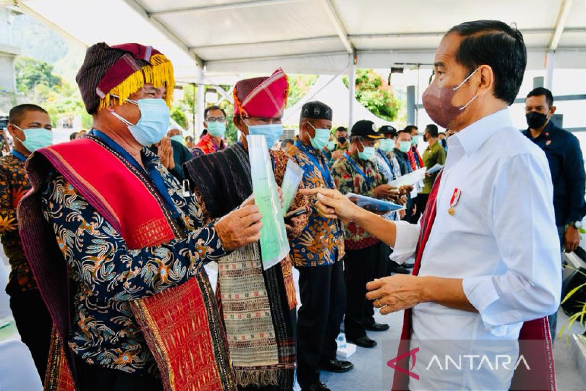 President Jokowi distributes 1.5 million land certificates for people