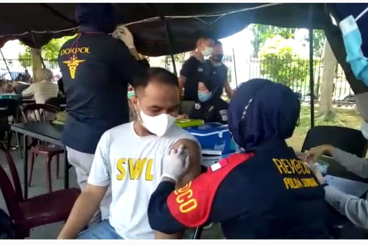 Polda Sumbar fasilitasi puluhan jurnalis dapatkan vaksinasi booster di Padang