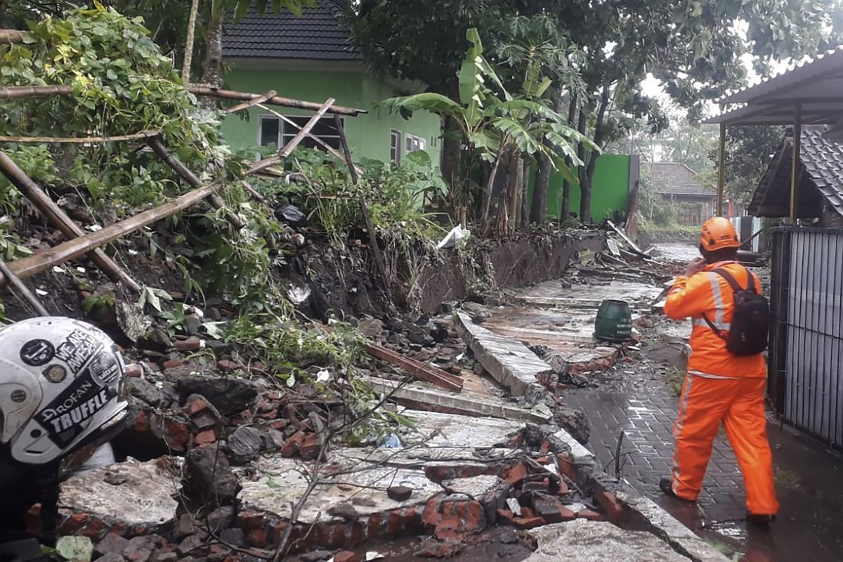 Seorang lansia tewas tertimpa tembok saat hujan deras di Kota Malang