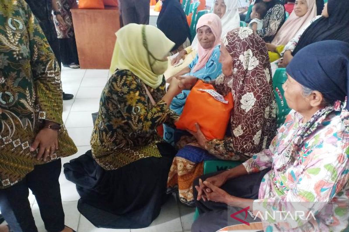 Peduli fakir miskin, IAD Kejari Pasaman Barat berbagi sembako