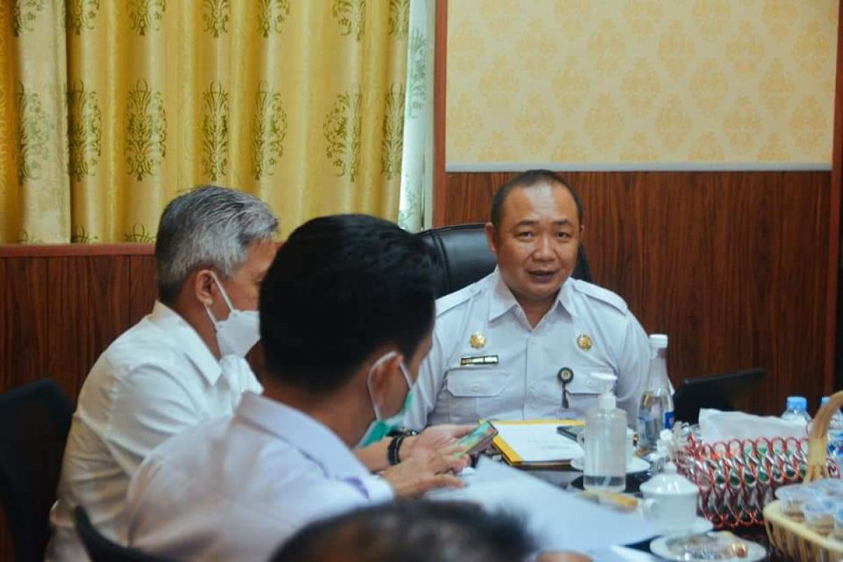 Sekda pimpin rapat penetapan hukum adat masyarakat Kampung Silat Hulu