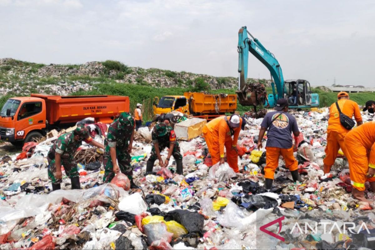 25 truk difungsikan angkut sampah TPS liar Bekasi