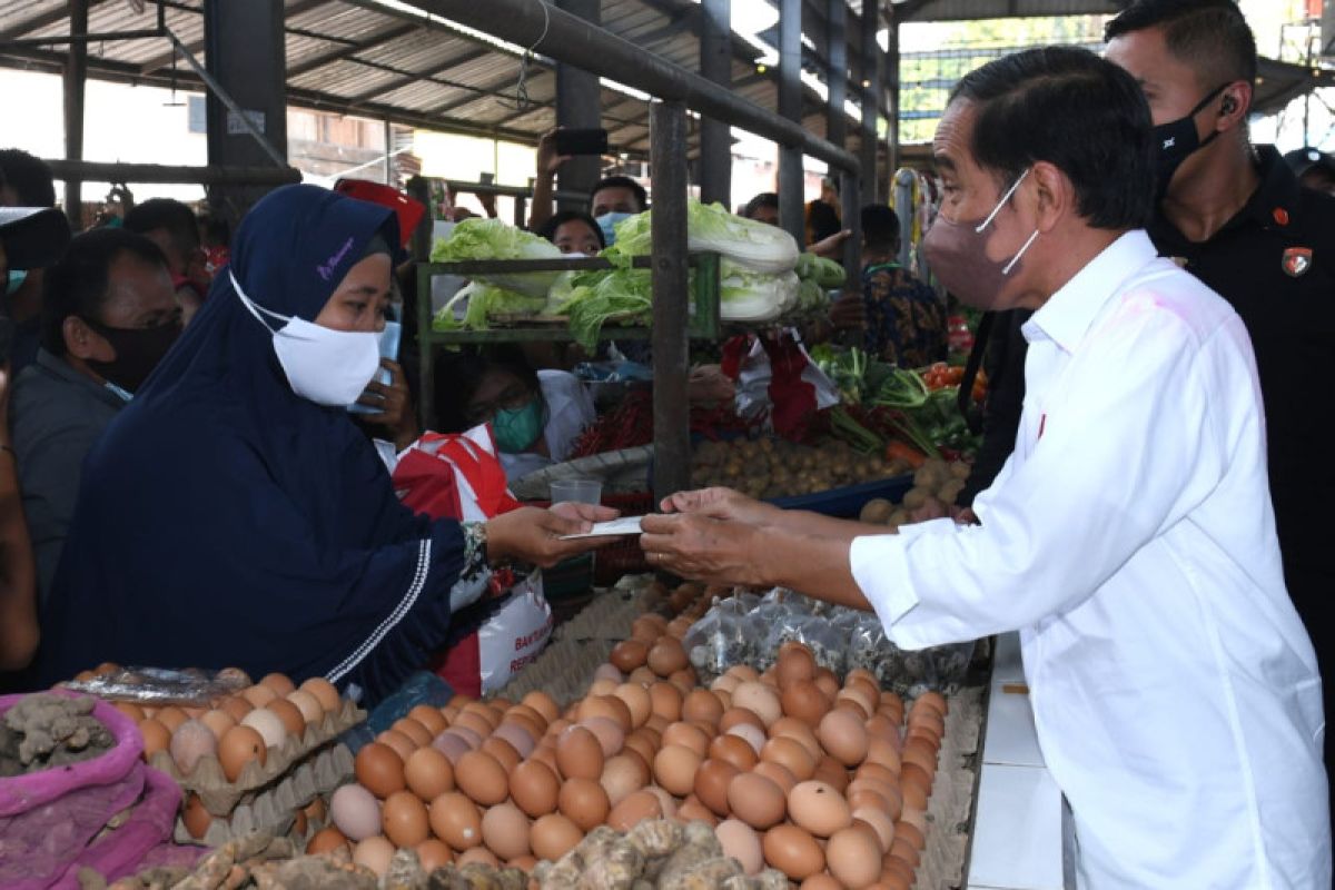 President distributes cash aid to vendors at Kebun Lada Market