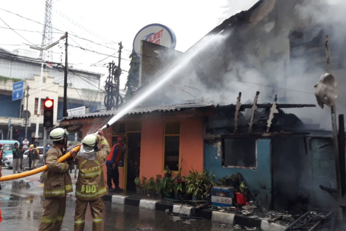 Kebakaran landa tiga kios di Jatinegara, kerugian capai Rp150 juta