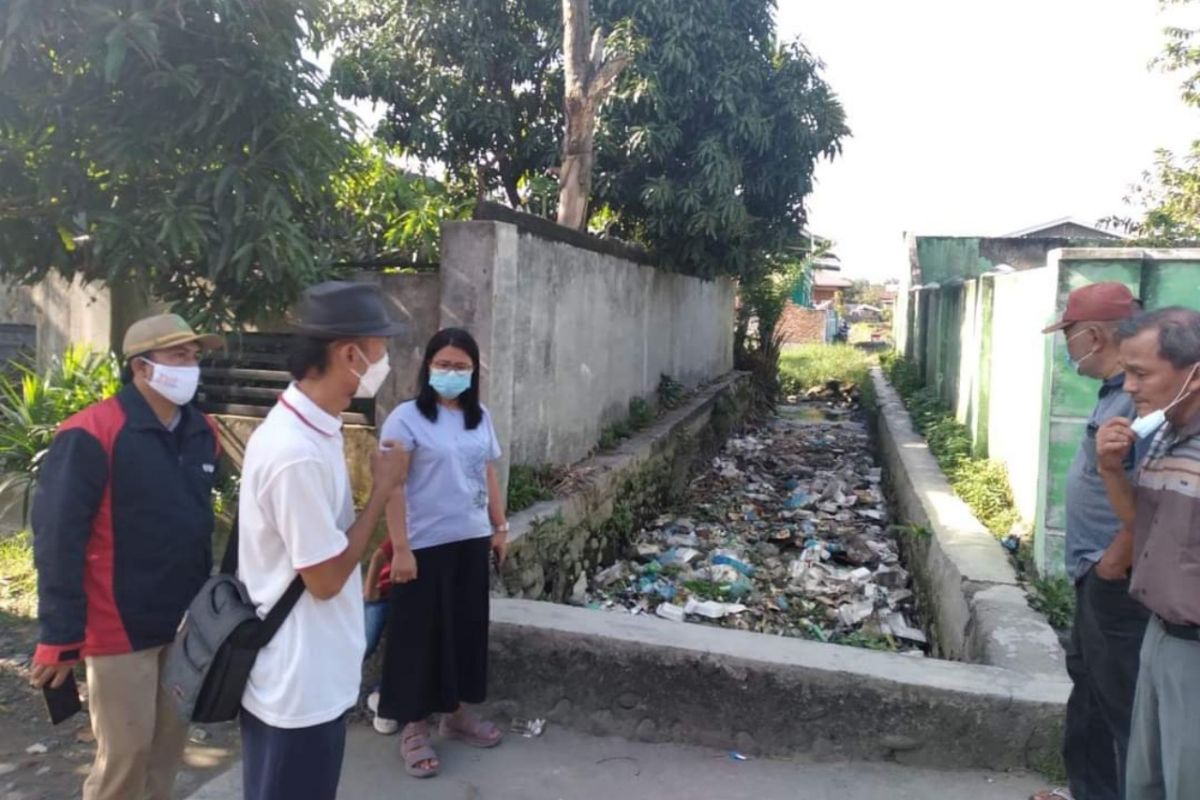 Sahuti warga, Margaret tinjau penyempitan parit di Kelurahan Besar