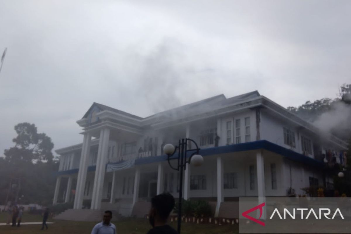 Satu ruangan di Kantor Bupati Kayong Utara terbakar