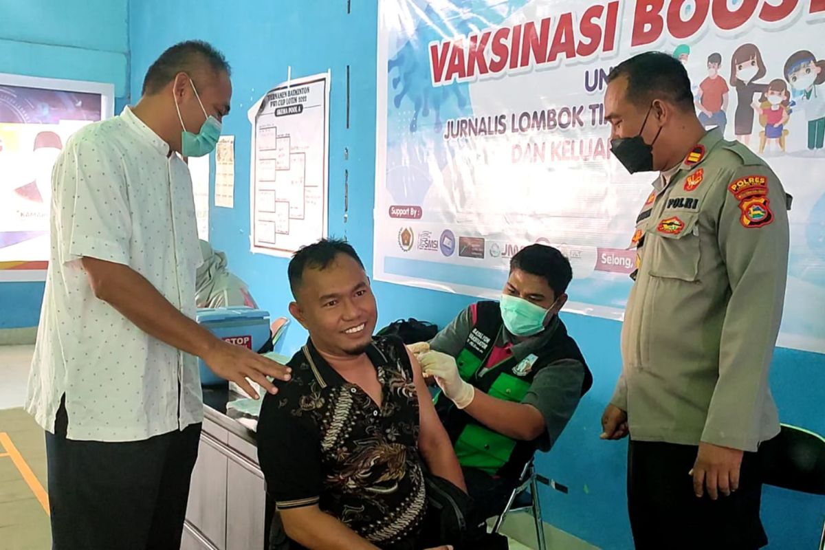 Puluhan wartawan Lombok Timur vaksinasi booster