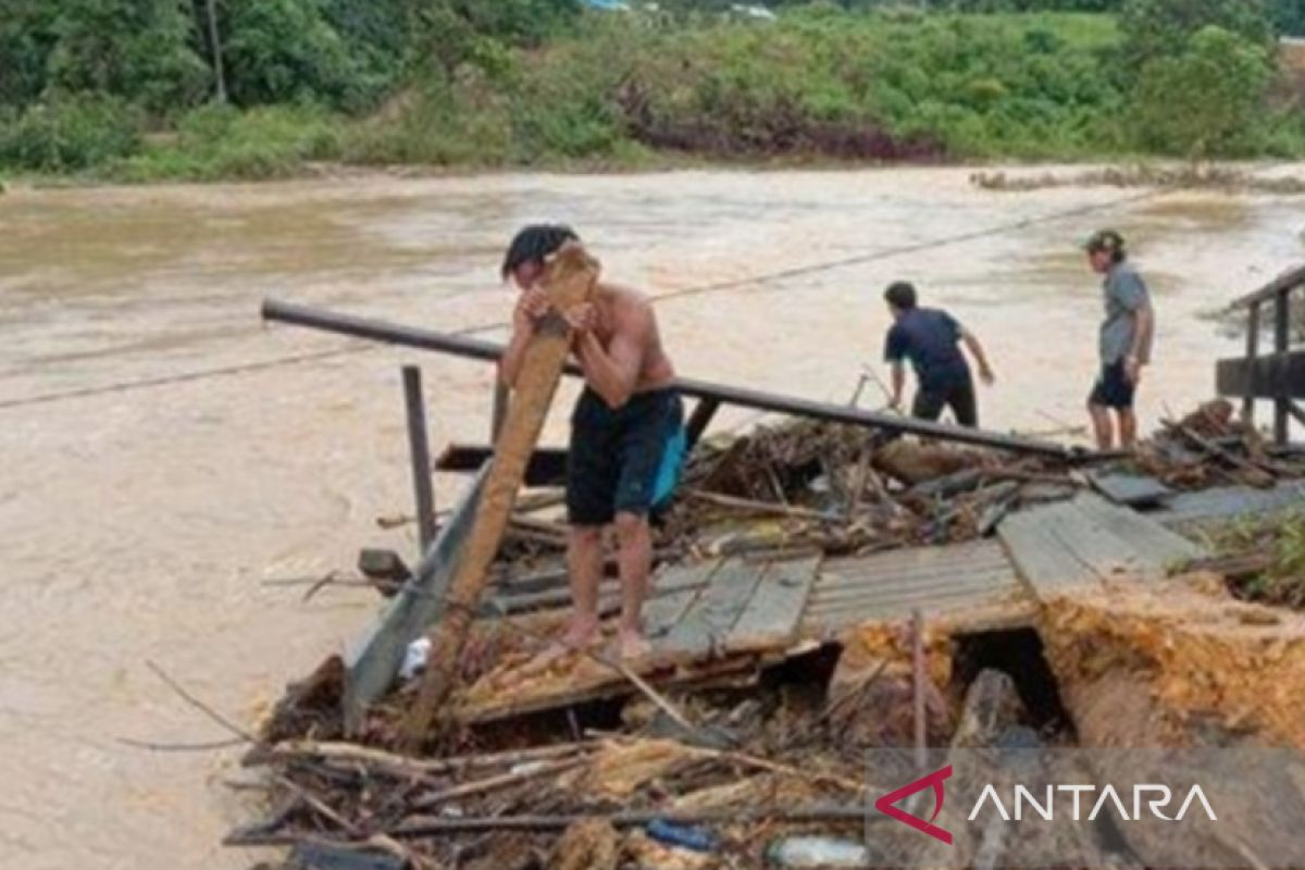 Banjir bandang dan tanah longsor melanda Desa Kemantan Sintang Kalbar