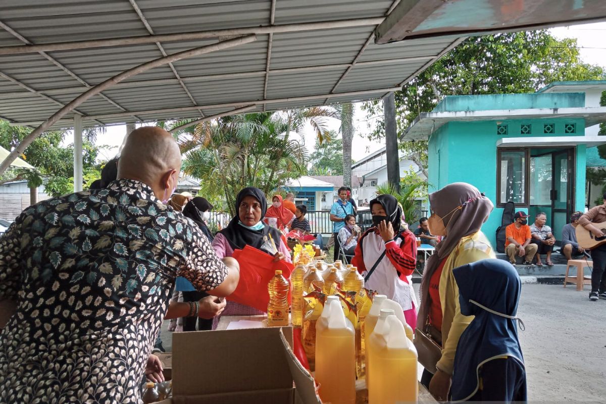 Pasar Tani di Belitung menjual minyak goreng satu harga