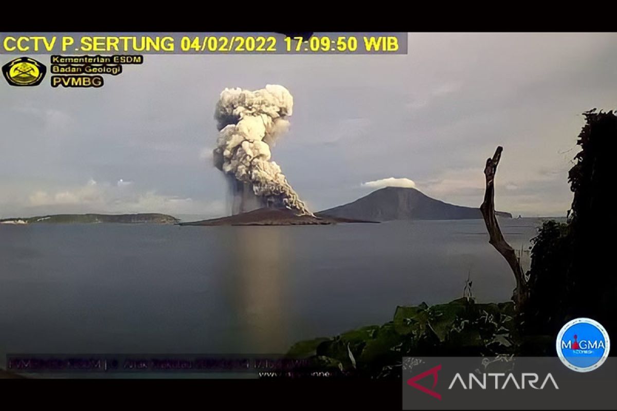 Gunung Anak Krakatau erupsi 9 kali, hindari berada di radius 2 km