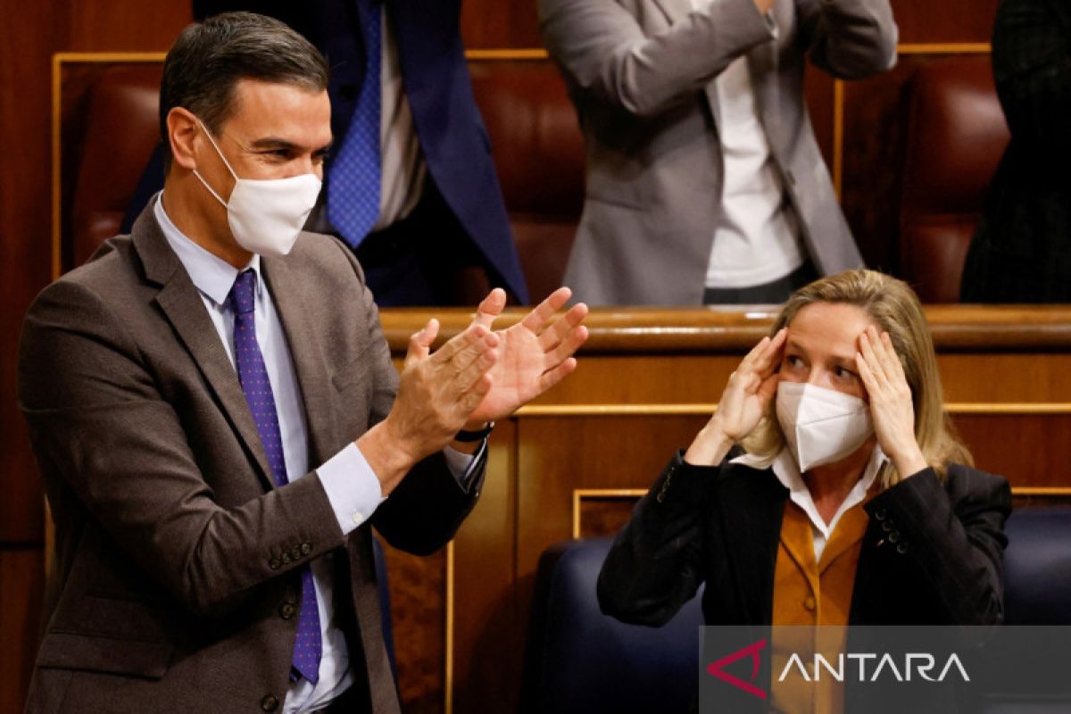 Spanyol hapus kewajiban pakai masker di luar ruangan