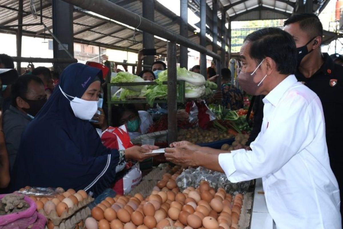 Presiden Jokowi bagikan bantuan modal di Pasar Kebun Lada Kota Binjai Sumut