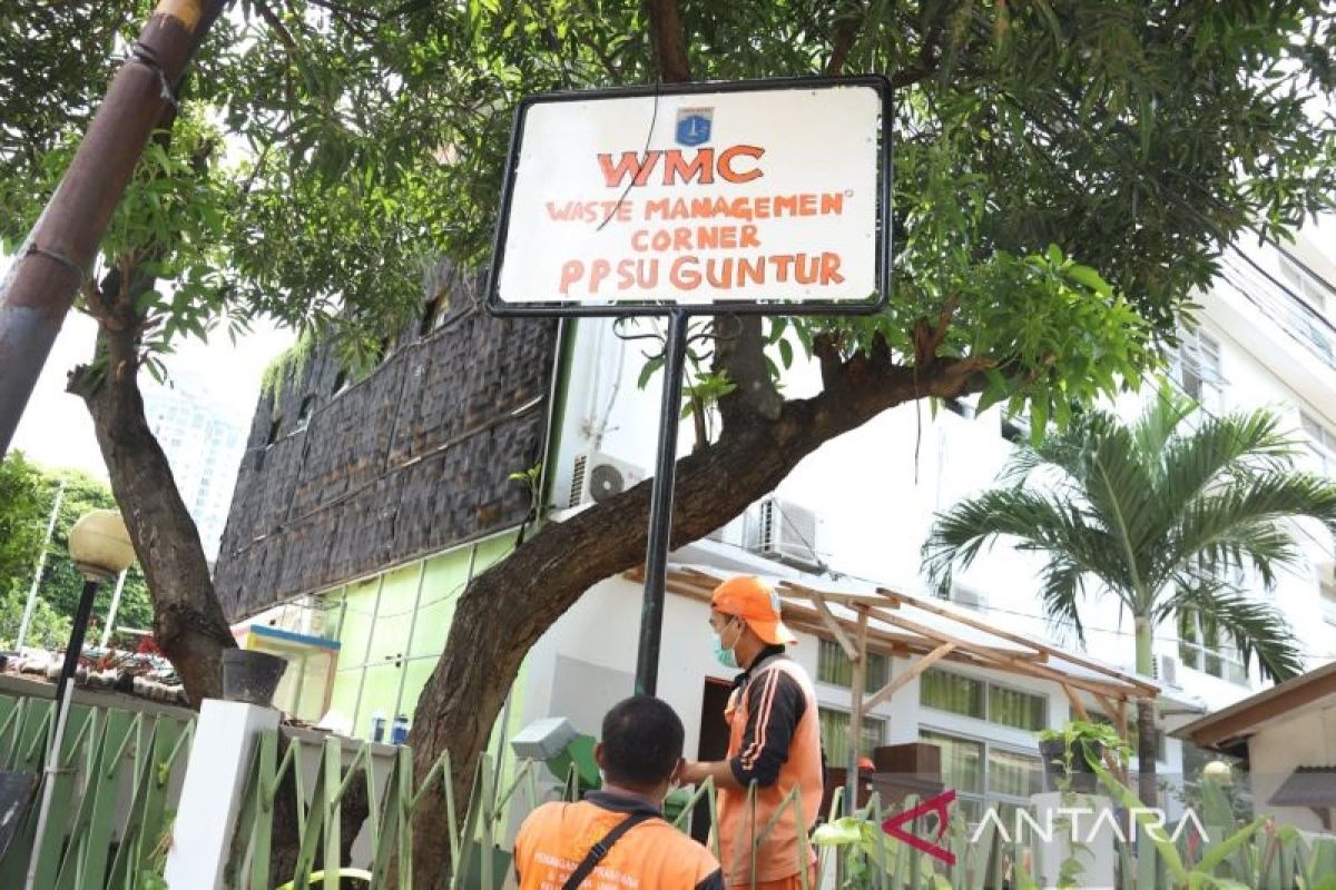 "Pasukan orange" Kelurahan Guntur, Jaksel buat inovasi WMC untuk pilah sampah