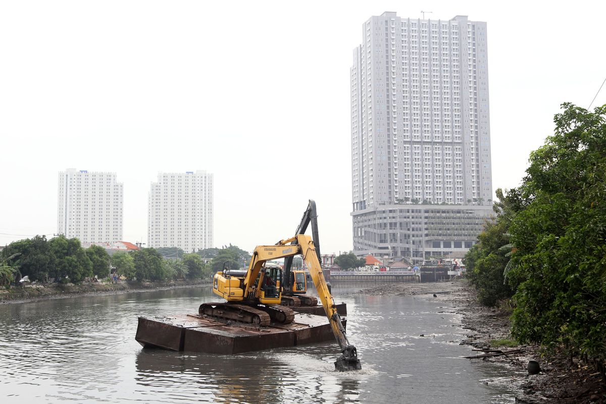 Antisipasi banjir, DSDABM optimalkan pengerukan bozem dan sungai di Surabaya