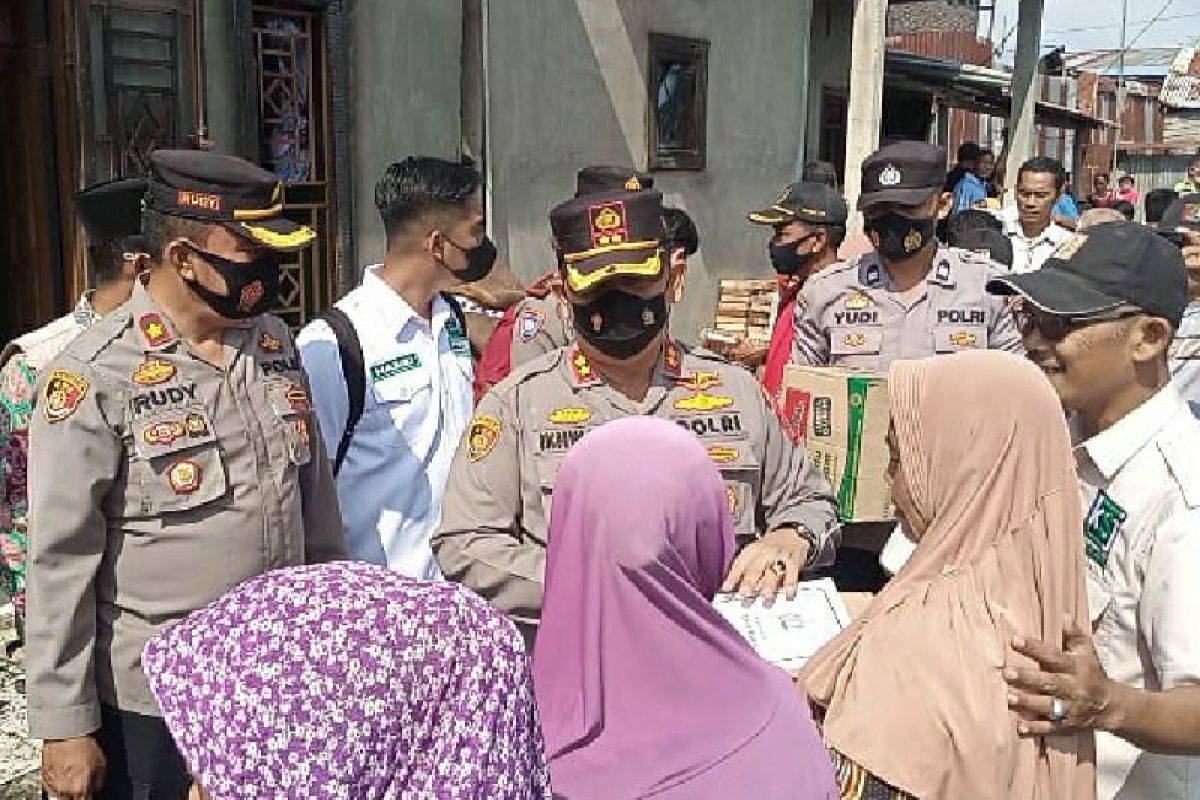 Kapolres Batubara berikan bantuan korban kebakaran di Tanjung Tiram