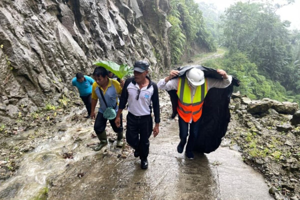 Dirut Tirtanadi Kabir Bedi susuri hutan Sibolangit bersama tim USU