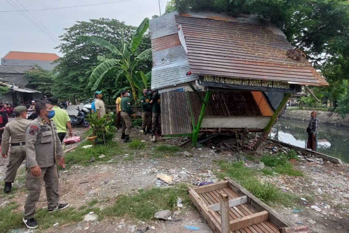 Pemkot Surabaya tertibkan bangunan liar di tepi sungai