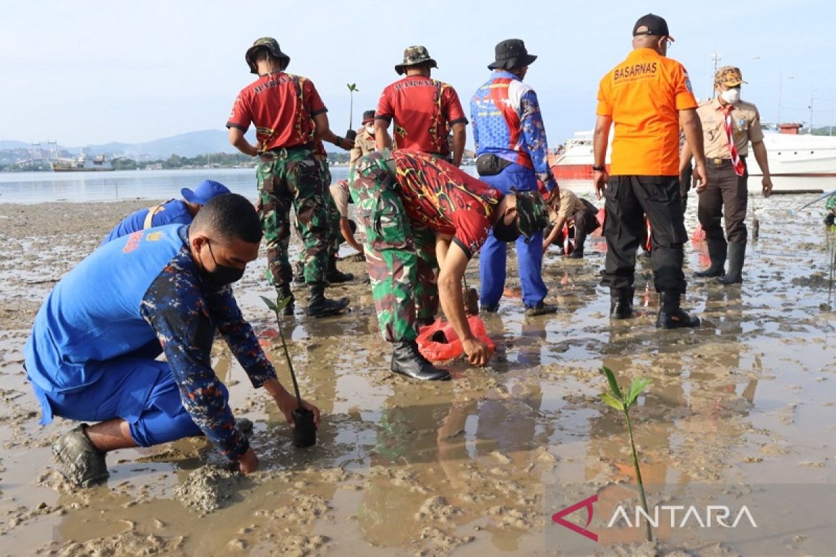 Basarnas Ambon tanam 100 anak mangrove di pantai Hunuth, lestarikan lingkungan