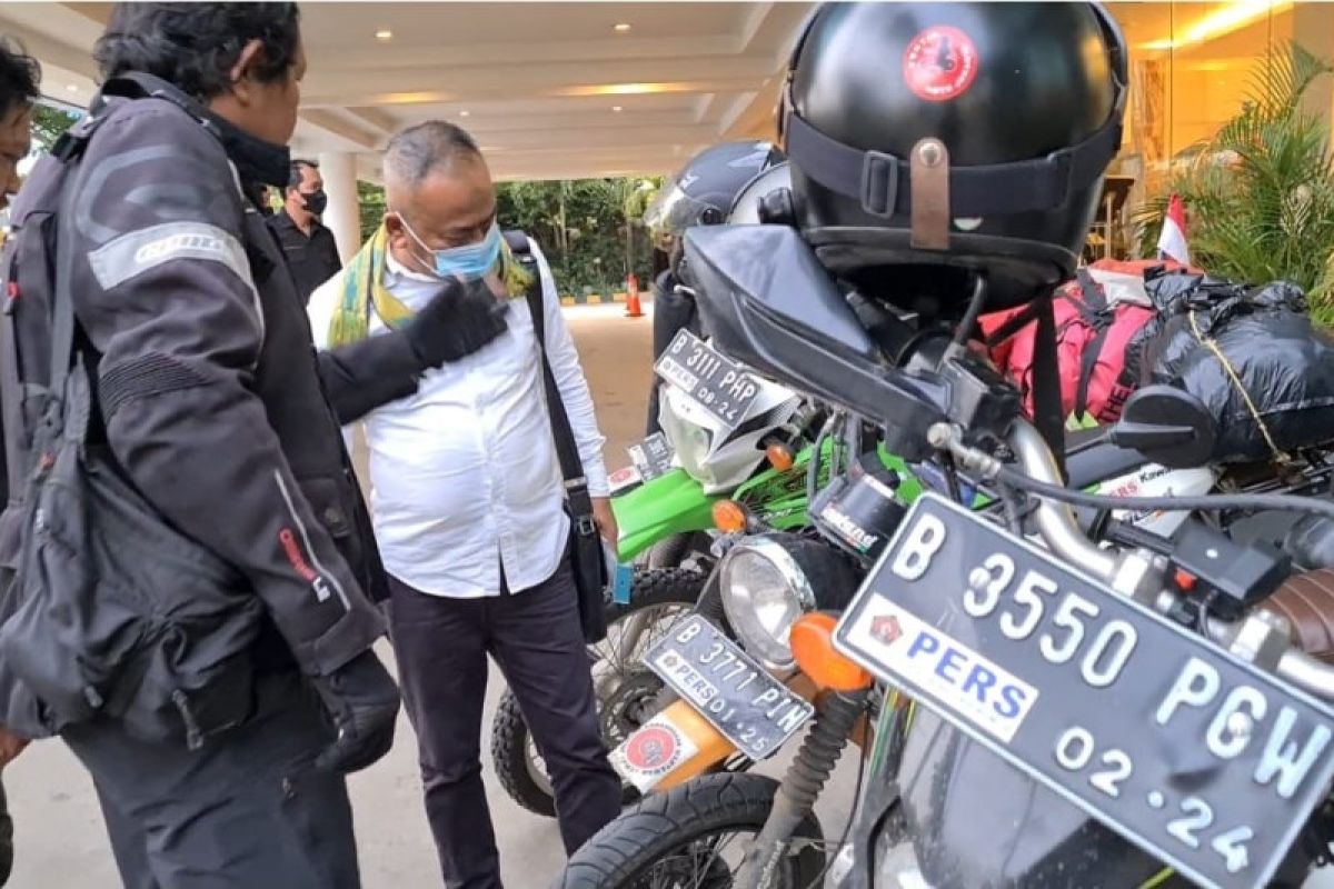 Empat jurnalis naik motor keliling Indonesia tiba di Kendari