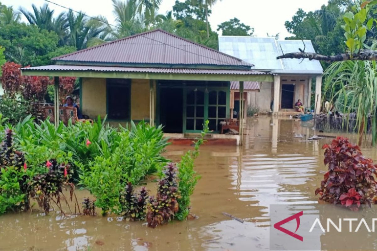 Banjir di jalan lintas Barat Bengkulu - Padang