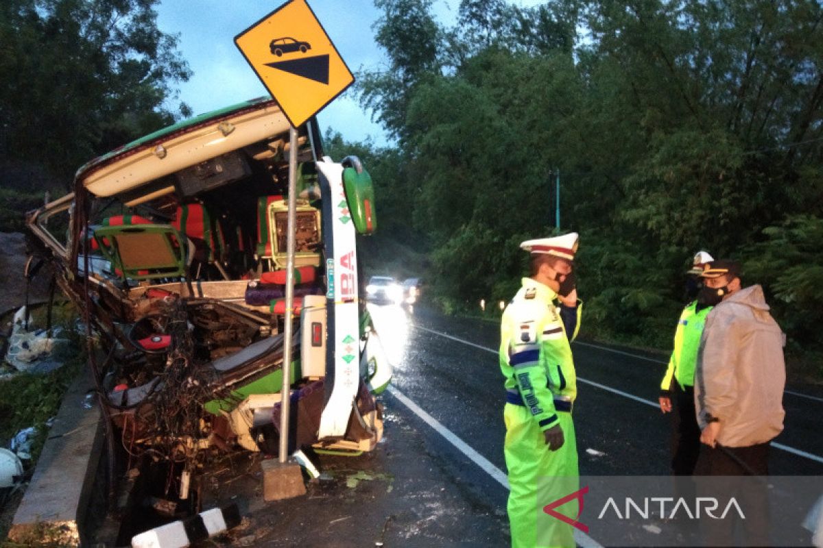 Bus pariwisata kecelakaan tunggal di Bantul tewaskan 13 orang