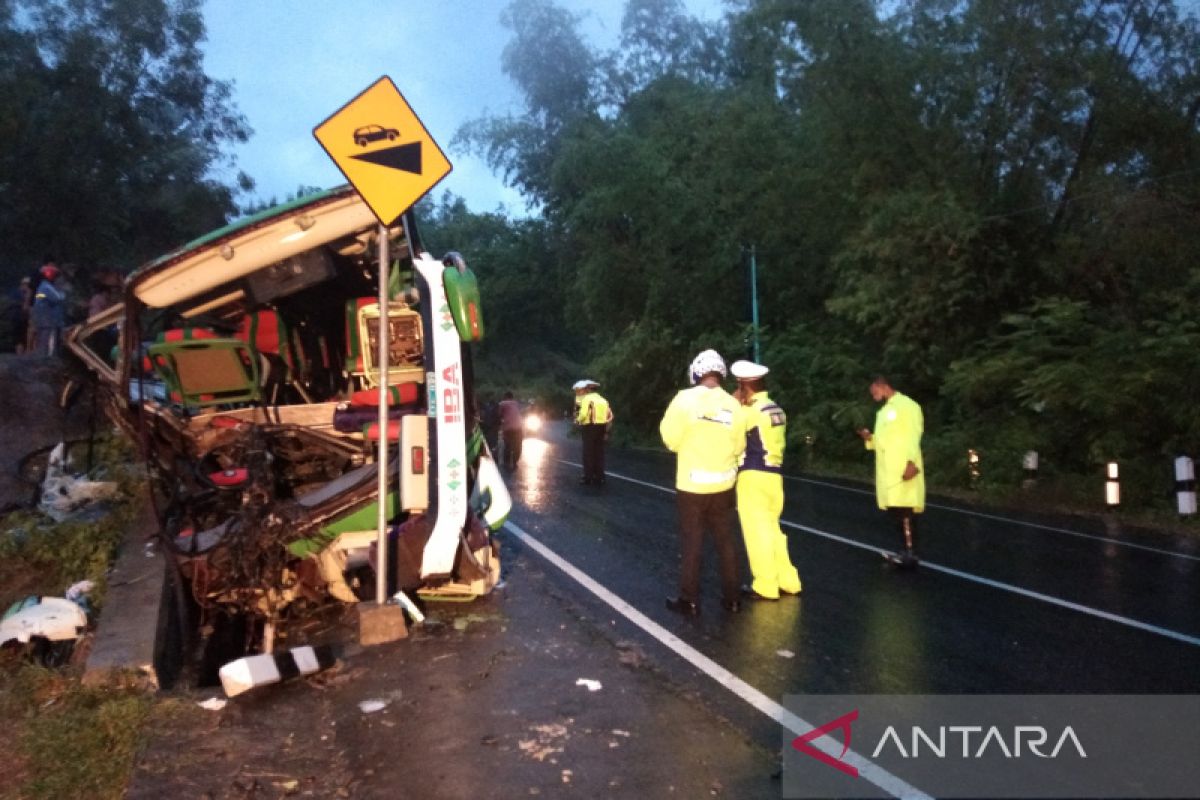 Bus pariwisata kecelakaan tunggal di Bantul tewaskan 13 orang