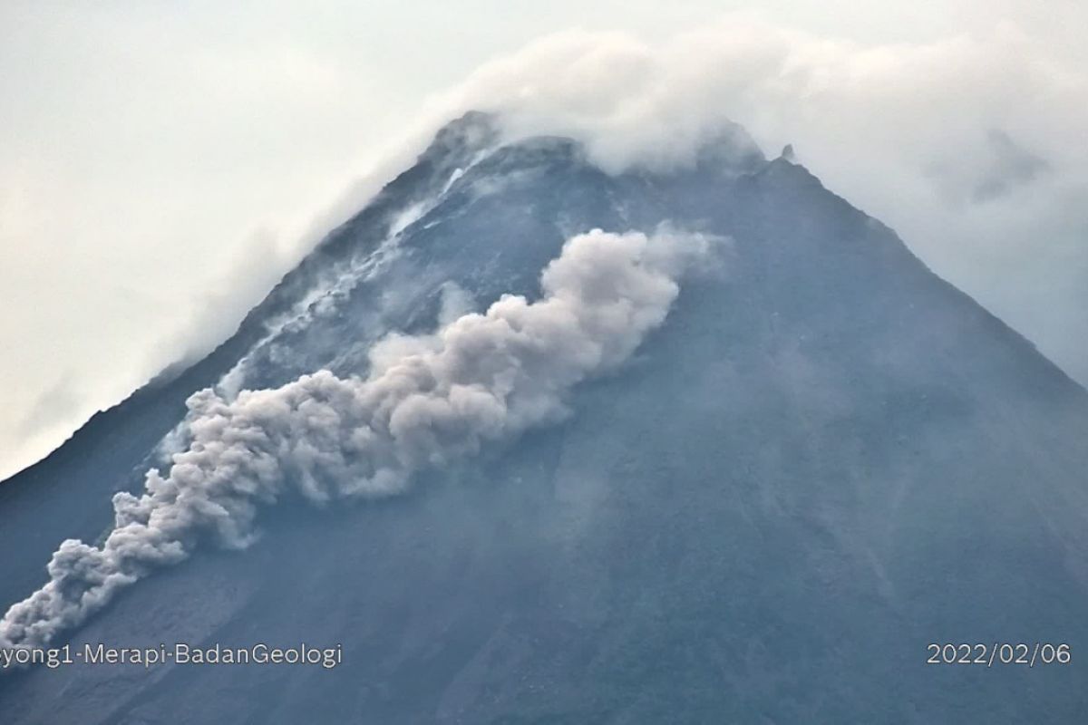 Gunung Merapi meluncurkan dua kali awan panas guguran hingga 2 km