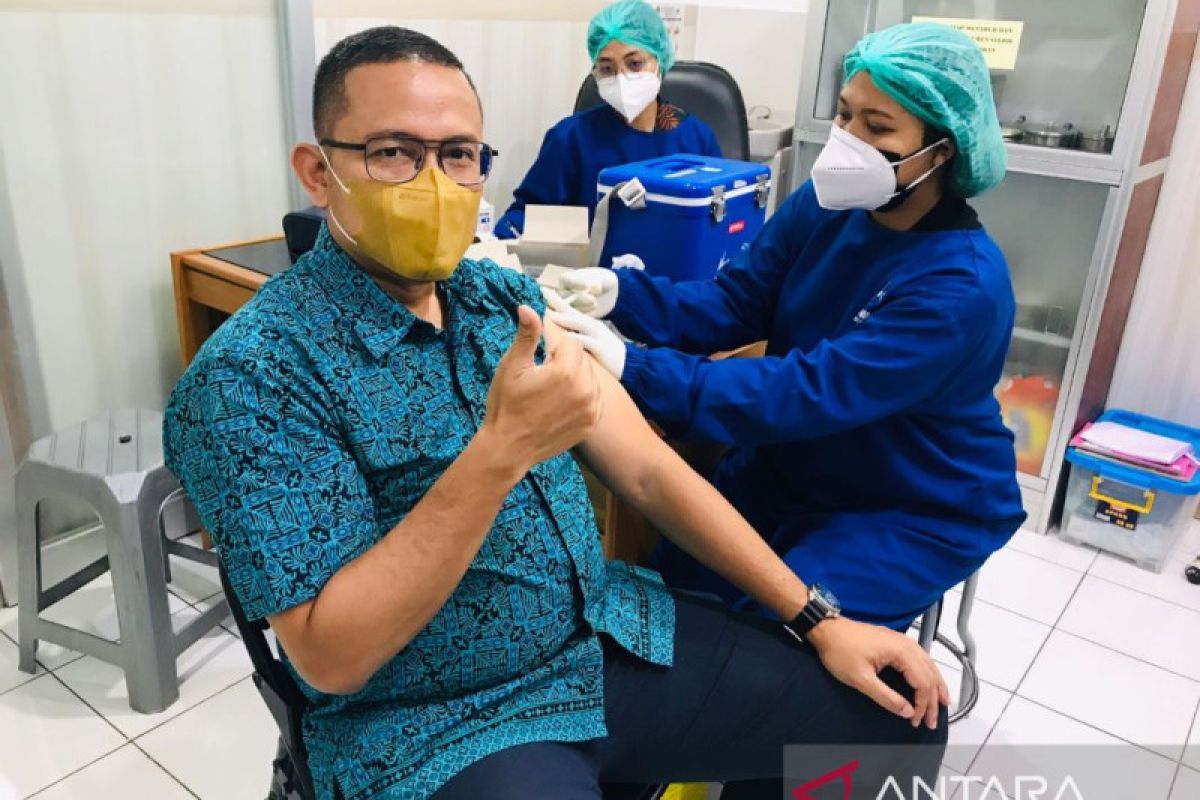 PLN Bali berikan vaksin booster seluruh pegawai guna optimalkan pelayanan
