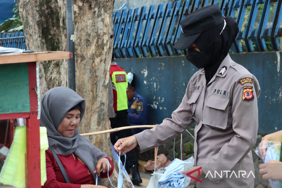 Polres Sukabumi Kota kerahkan personel penegak prokes untuk cegah kerumunan