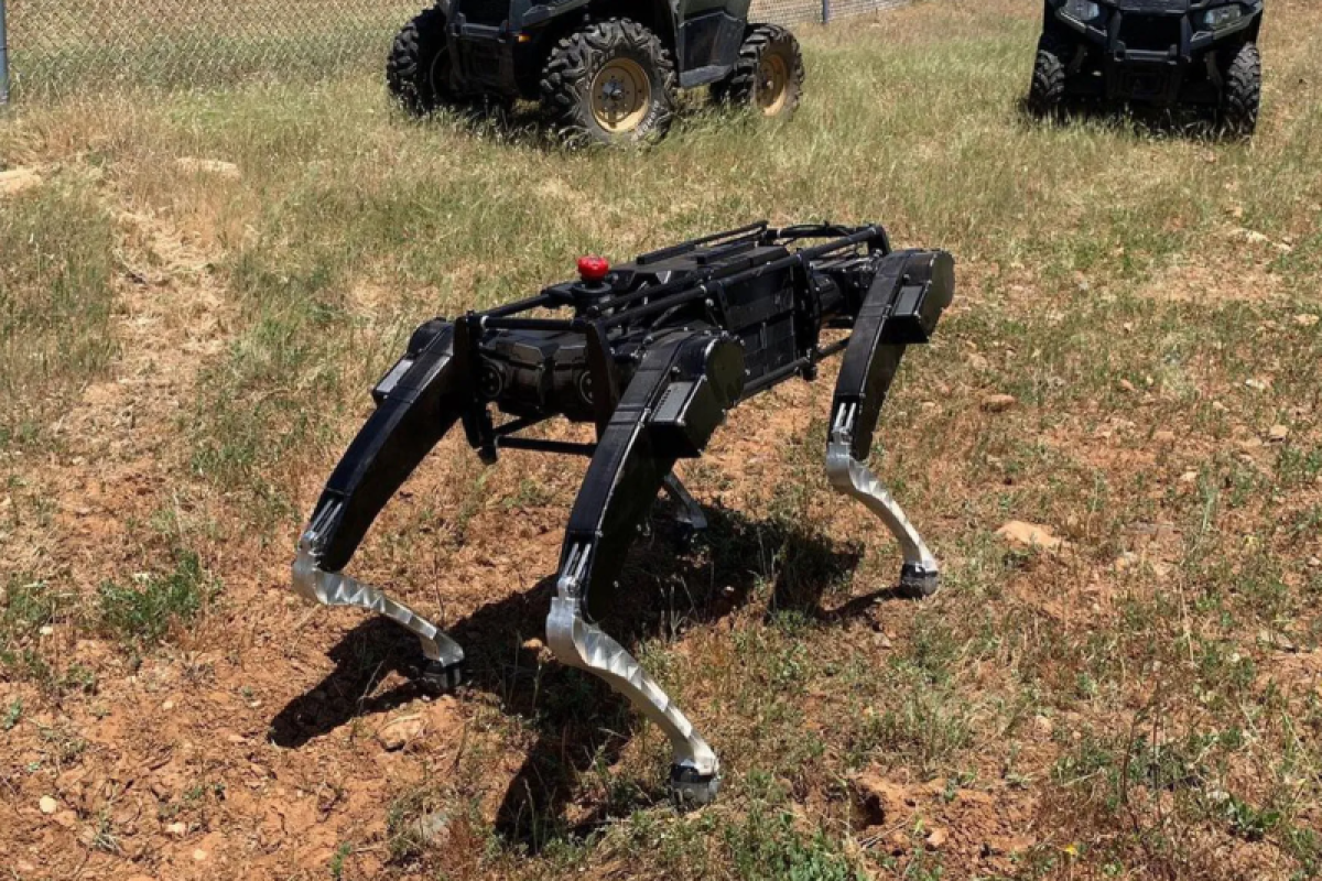 AS ujicoba robot anjing jaga perbatasan
